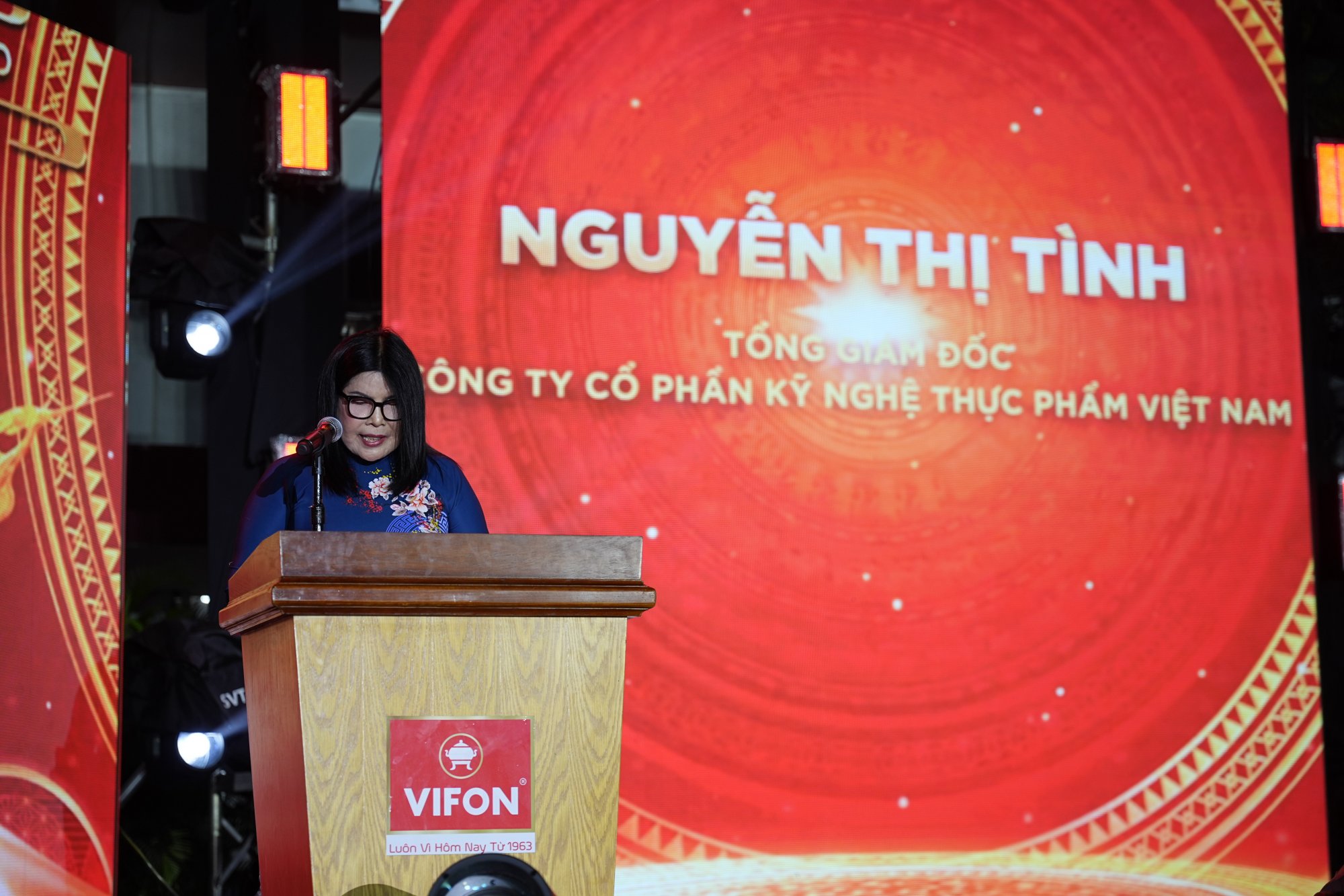 Bà Nguyễn Thị Tình, Tổng Giám Đốc Công ty Cổ phần Kỹ nghệ thực phẩm Việt Nam đại diện Ban Lãnh Đạo VIFON phát biểu tại buổi tiệc