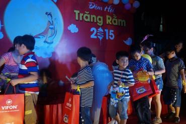 VIFON organized the Full Moon Festival for children in the company.